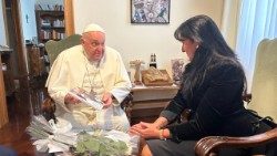 Il Papa con una copia del libro "Más allá de los límites - El deporte según el Papa Francisco". Con lui Carmen Magallon della Romana Editorial