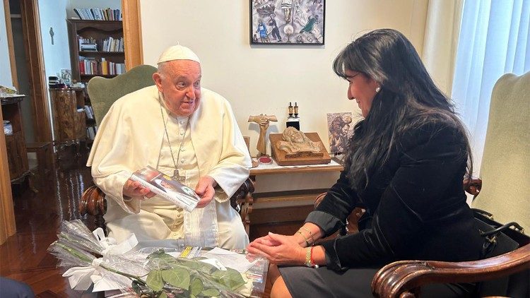 El Papa con un ejemplar del libro 'Más allá de los límites - El deporte según el Papa Francisco'. Con él Carmen Magallón de Casa Editrice Romana.