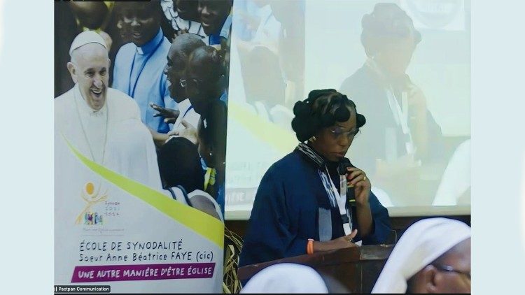 Madame Martine Kouadio au cours de son intervention lors d'une conférence organisée dans le cadre des activités de l'Ecole de synodalité.