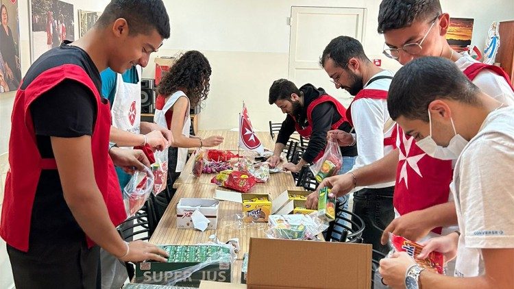 Volontaires aidant à la préparation de kits à Kefraya dans la plaine de la Bekaa.