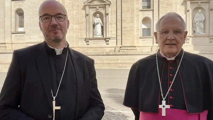 Die deutschen Bischöfe Tobias Bilz (links, evangelisch) und Heinrich Timmerevers (rechts, katholisch) nach der Eröffnungsmesse in Rom, 02.10.2024