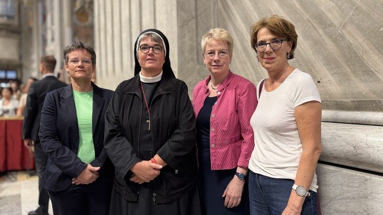 Klara Csiszar, Sr. Anna Mirijam Kaschner, Myriam Wijlens, Helena Jeppesen-Spuhler gemeinsam vor der Eröffnungsmesse der Synode im Petersdom