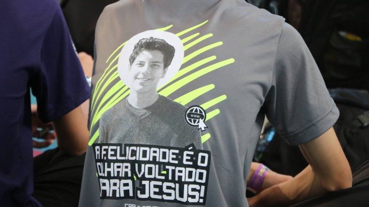 Jovem veste camiseta com foto de Carlo Acutis. (Fotos: Diego Silva Alves/ Identidade PUCPR)