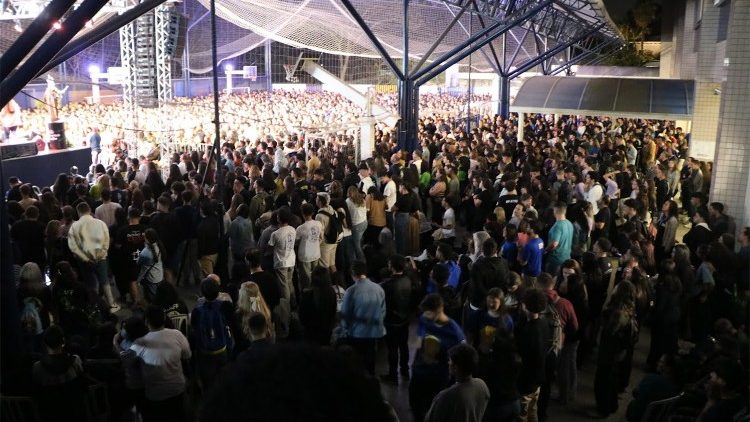 Jovens celebram a fé nas dependências do Colégio Marista Paranaense . (Fotos: Diego Silva Alves/ Identidade PUCPR)