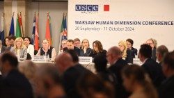 I delegati riuniti per la Conferenza sulla Dimensione Umana di Varsavia