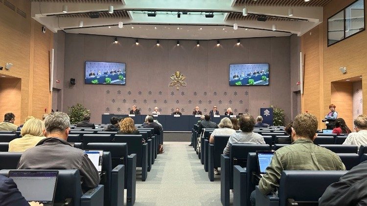 A coletiva na Sala de Imprensa vaticana sobre o primeiro dia de trabalhos do Sínodo