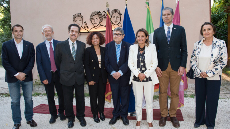 (de izquierda a derecha). Director dell´Orto botánico Sapienza Univ. di Roma, Fabio Attorre; Prorettore al patrimonio culturale, Alessandro Zuccari; Embajador de República Dominicana ante Italia, Tony Raful; Presidente de la Asociación “ Il Tempo delle Donne”, Rita Valenzuela; Embajador de República Dominicana ante la Santa Sede,  Luis Emilio Montalvo Arzeno; Rectora de la Universidad “La Sapienza” di Roma, Antonella Polimeni; Embajador de República Dominicana ante la FAO, FIDA y PMA, Mario Arvelo; Directora del Departamento de Biología Ambiental de “La Sapienza”; Laura Sadori.