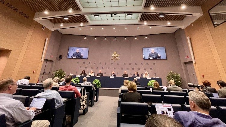 A coletiva de imprensa sobre os trabalhos do Sínodo na Sala de Imprensa vaticana