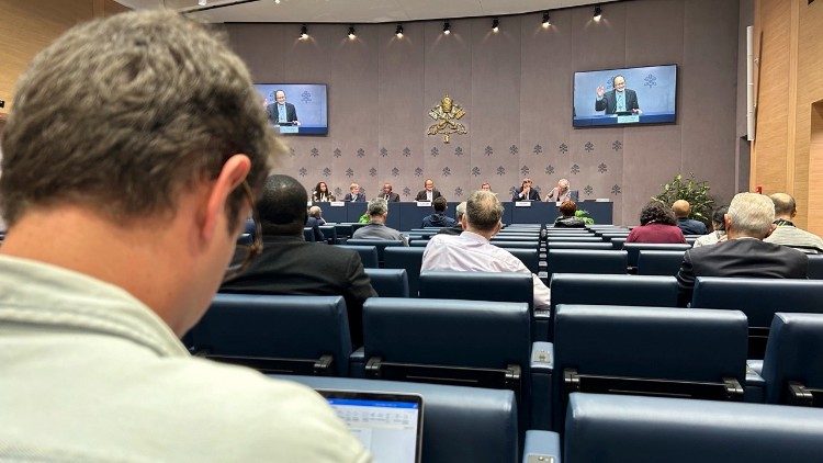 Journalists at the Synod press briefing on Saturday