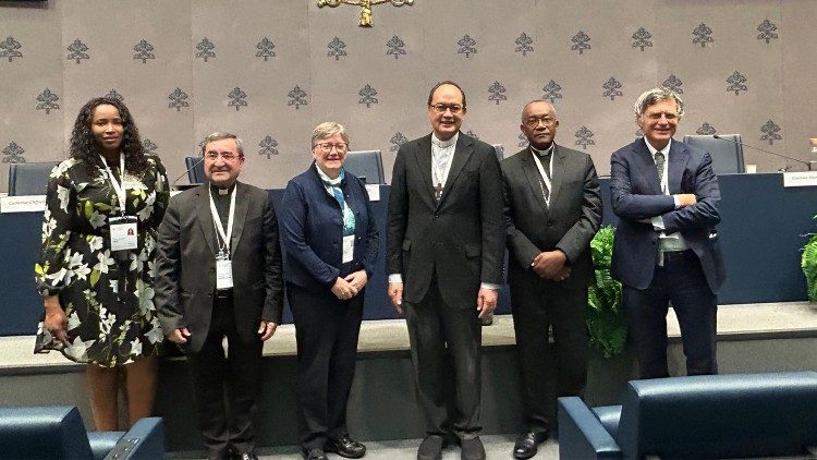 Invitados a la rueda de prensa vaticana