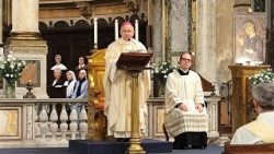 Misa del sustituto de la Secretaría de Estado, monseñor Peña Parra en la Basílica de San Lorenzo en Dámaso 