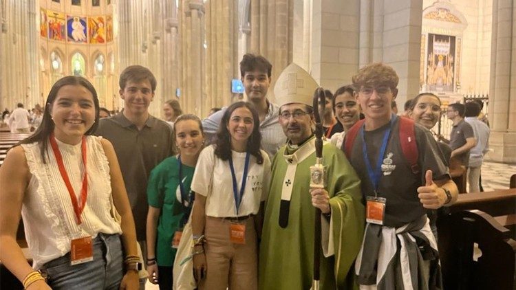 El arzobispo de Madrid junto a una grupo de jóvenes en la Catedral de Almudena 