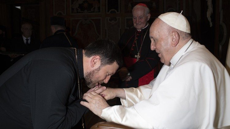 Il futuro cardinale Bychok con Papa Francesco