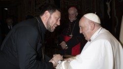 Mgr Mykola Bychok avec le Pape François.