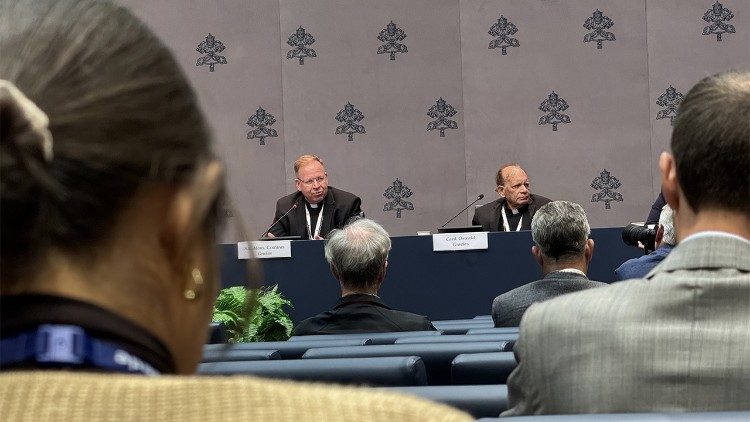 Conférence en salle de presse. 