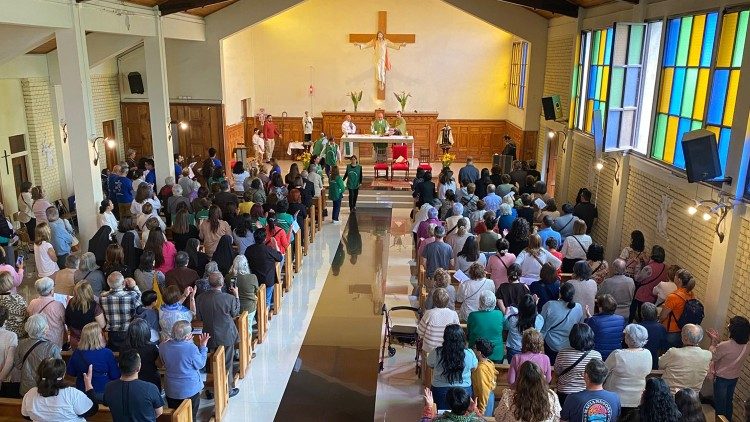 A celebração da missa com a comunidade da Paróquia São Luís Gongaza, na cidade de Macul