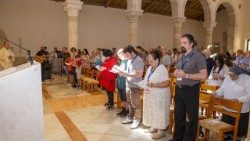 Una imagen de la comunidad católica de habla hebrea en Israel durante la oración 