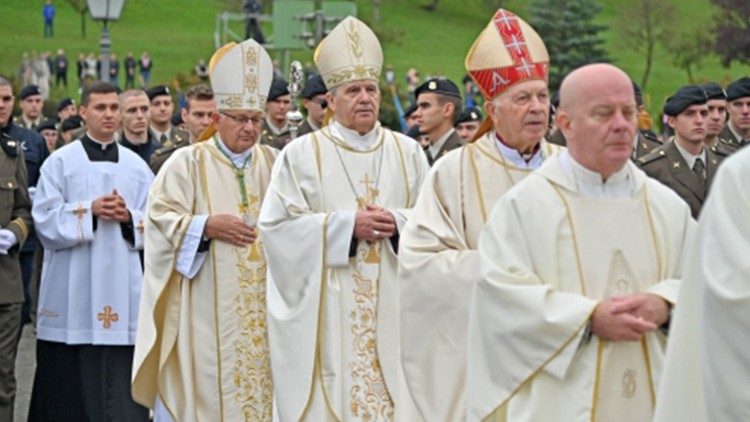 Biskupi u procesiji pred početak misnog slavlja u Mariji Bistrici  (Foto: MORH/T. Brandt)