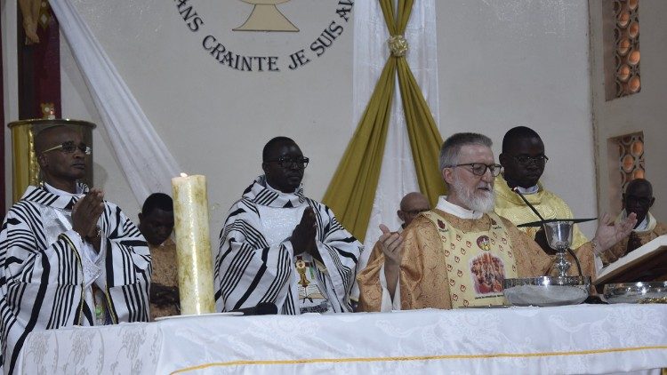 Le père Maccalli célèbre la messe au Niger