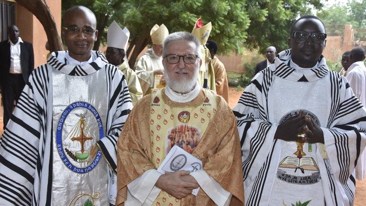 El padre Gigi con los jóvenes sacerdotes de Bomoanga