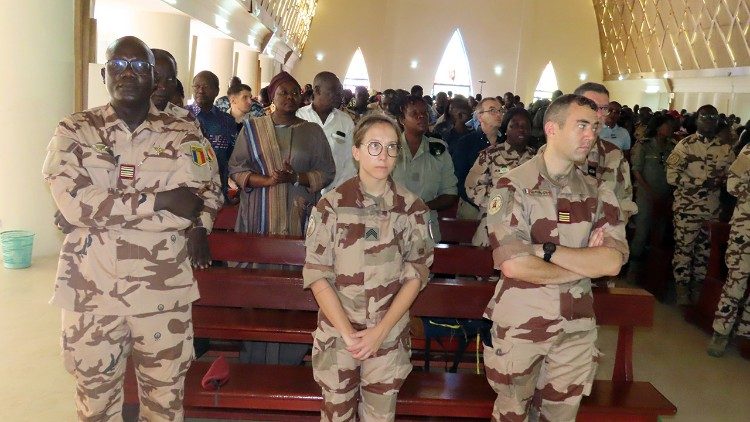 Célébration de l’eucharistie pour les corporations de l'armée nationale tchadienne et française; samedi 5 octobre 2024, dans la cathédrale Notre Dame de la Paix de N'Djamena.