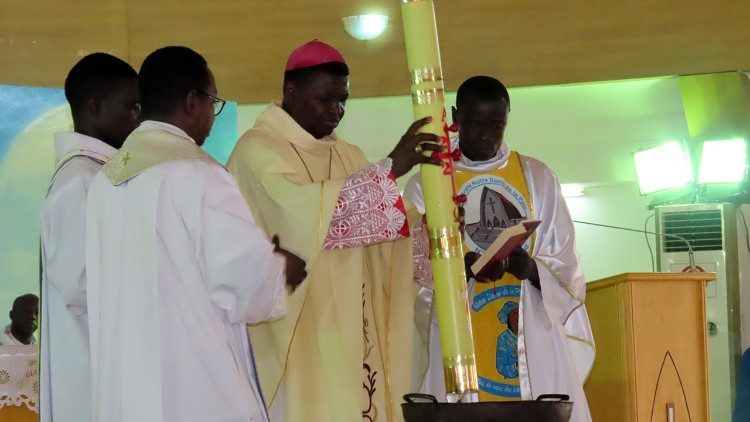 Célébration de l’eucharistie pour les corporations de l'armée nationale tchadienne et française; samedi 5 octobre 2024, dans la cathédrale Notre Dame de la Paix de N'Djamena.