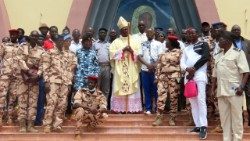 Célébration de l'eucharistie pour les corporations de l'armée nationale tchadienne et française; samedi 5 octobre 2024, dans la cathédrale Notre Dame de la Paix de N'Djamena. 