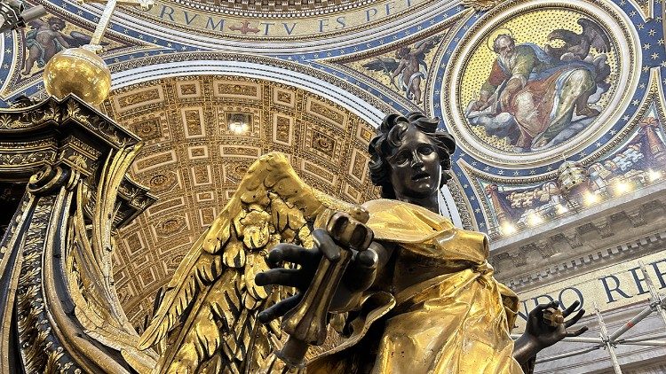 
                    Cátedra de São Pedro em exposição na Basílica vaticana
                