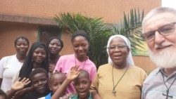 Le père Gigi Maccalli avec un groupe de personnes de Bomoanga, son ancienne communauté 