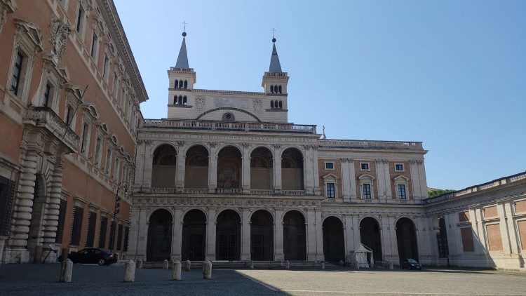 La facciata laterale, con la Loggia delle Benedizioni, realizzata assieme all'annesso Palazzo del Laterano da Domenico Fontana alla fine del XVI secolo per volontà di Papa Sisto V