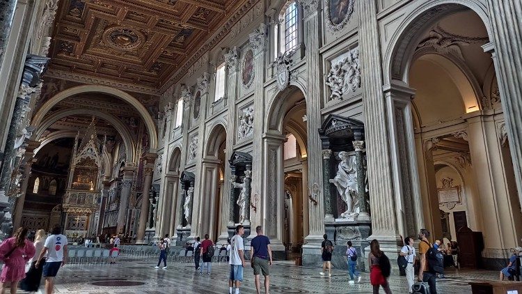 La navata centrale con le statue dei dodici Apostoli (Foto MMM)