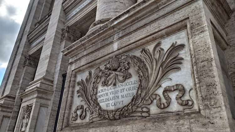 Facciata principale della basilica di San Giovanni in Laterano con iscrizione che la definisce "Omnium Urbis et Orbis Ecclesiarum Mater et Caput" (Foto MMM)