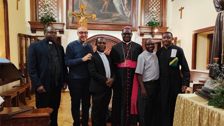 Padre Stefano di Mario pamoja na Askofu na mapadre kutoka Tanzania