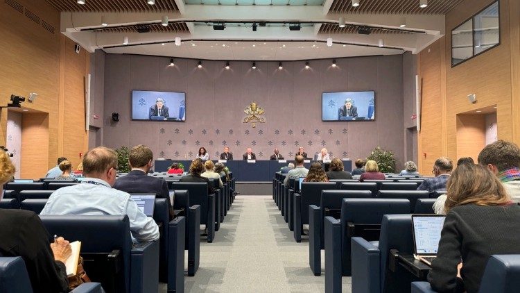 Briefing quotidien sur le synode dans la salle de presse du Saint-Siège. 