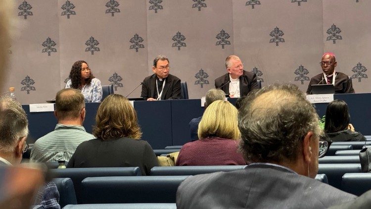 Mme Sheila Pires et les trois futurs cardinaux présents lors de la conférence de presse. 