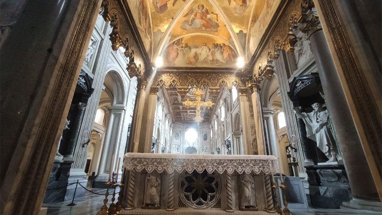 L'altare sotto al ciborio che racchiude la mensa dove San Pietro officiò l'Eucarestia )Foto MMM)