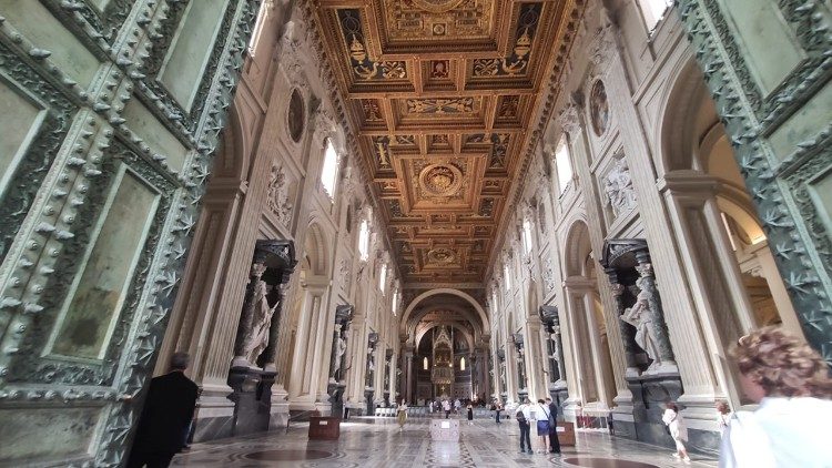 Basilica di San Giovanni in Laterano, ingresso alla navata centrale (Foto MMM)