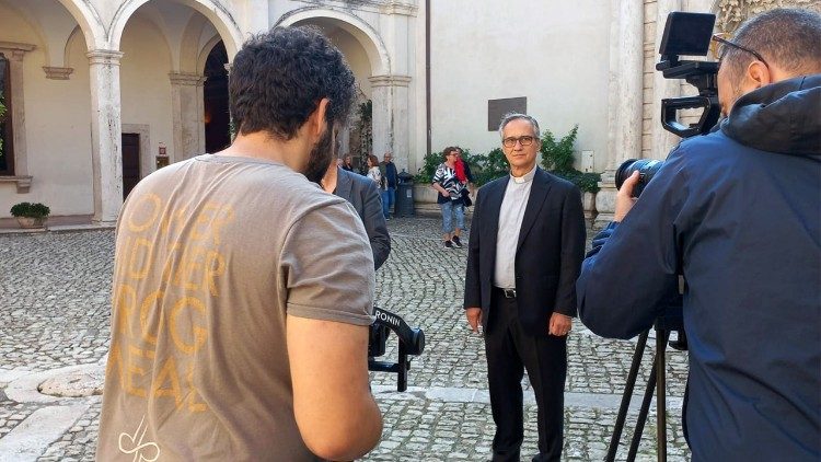 Monsignor Dario Viganò durante le riprese della trasmissione "Custodi della bellezza"