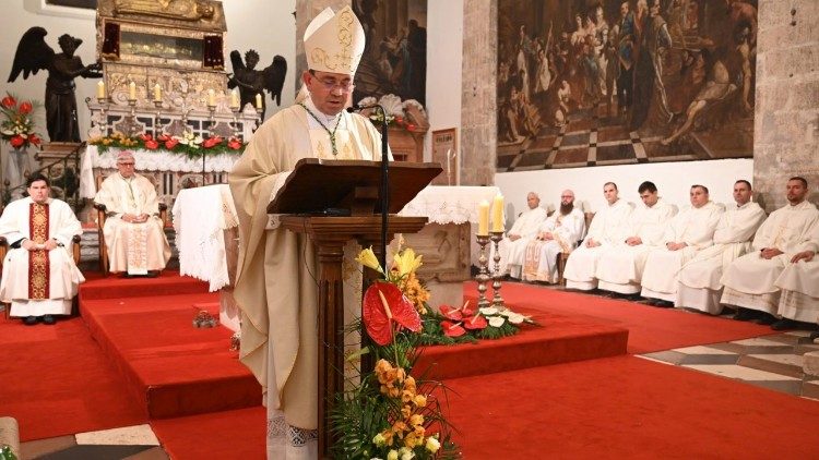 Mons. Ivo Martinović u svetištu sv. Šime u Zadru  (Foto: Ines Grbić)