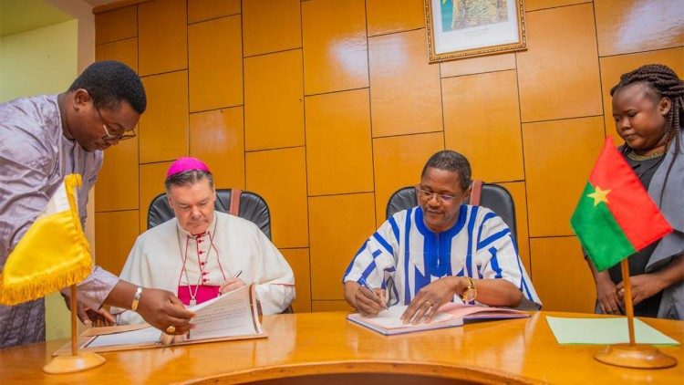 El nuncio Michael Crotty con el ministro de Asuntos Exteriores Traore (copyright Ministerio de Asuntos Exteriores de Burkina Faso)