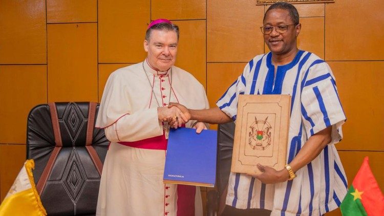 Le nonce apostolique Mgr Michael F. Crotty avec Karamoko Jean-Marie Traoré, ministre des Affaires étrangères du Burkina Faso (copyright Ministère des Affaires étrangères du Burkina Faso)