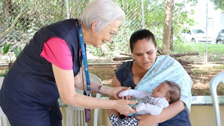 Irmã Rosita Milesi com uma mãe e seu filho - Foto IMDH