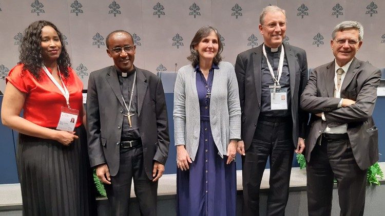 Participants à la conférence de presse du Synode de ce lundi 14 octobre 2024. 