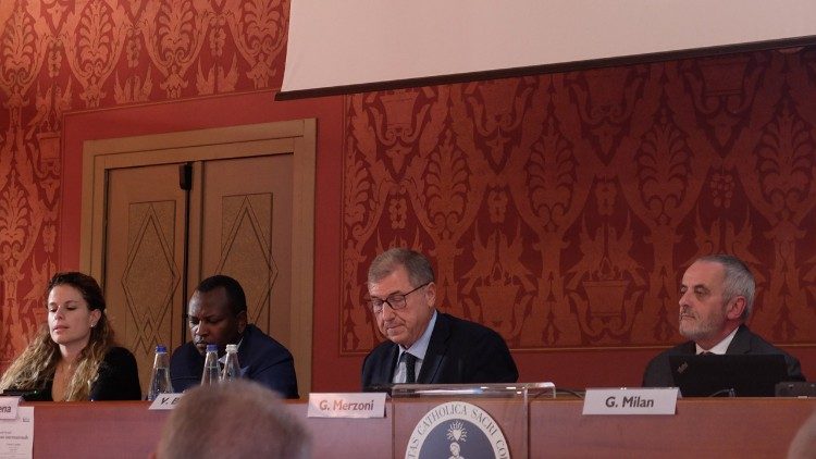 Le professeur Jean Paul Niyigena, avec d’autres conférenciers, au cours du symposium international «Repenser la coopération internationale» à l’université Sacré-Cœur de Milan, en Italie (10 et 11 octobre 2024).