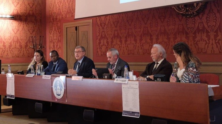 Le professeur Jean Paul Niyigena, avec d’autres conférenciers, au cours du symposium international «Repenser la coopération internationale» à l’université Sacré-Cœur de Milan, en Italie (10 et 11 octobre 2024).