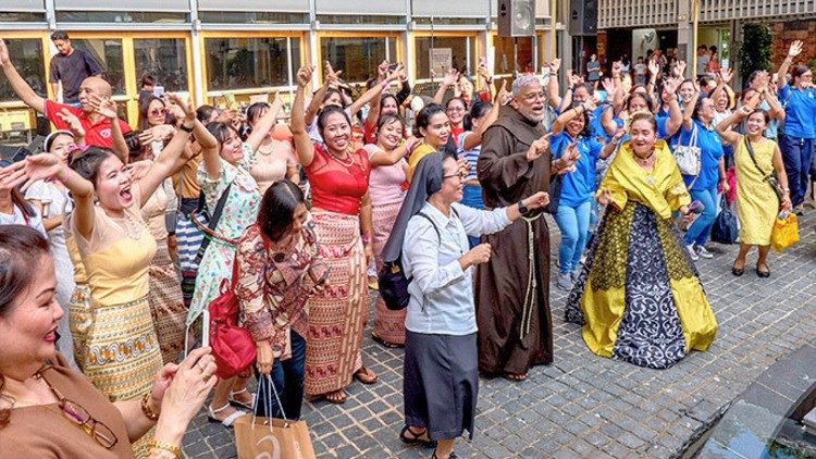 Migrant workers and local Catholics in Singapore join together in joyful celebration during the World Day of Migrants and Refugees event. (Photo credit: VITA Images and Marcus Chung via Catholic News SG)