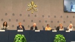 Conference de presse dans la Salle de presse du Saint-Siège de ce mercredi 15 octobre. 