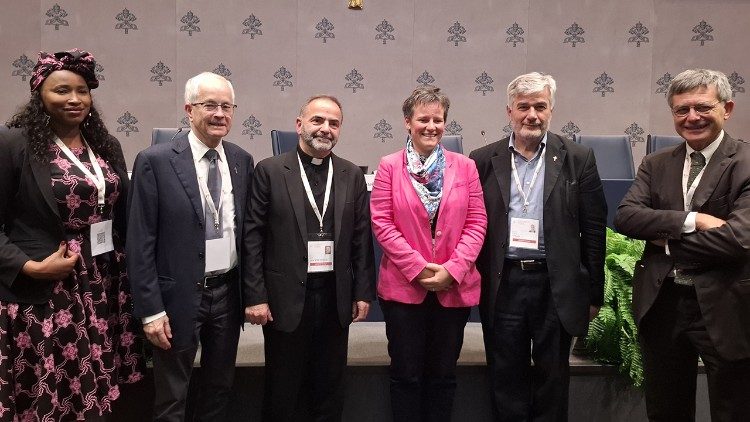 Foto de grupo al final de la rueda de prensa