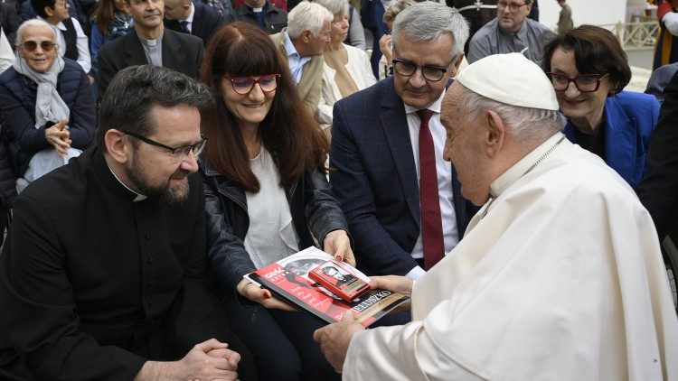 Papież Franciszek otrzymuje publikacją nt. bł. ks. Jerzego Popiełuszki