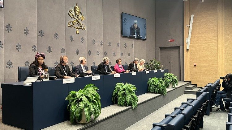 La mesa de los asistentes a la rueda de prensa informativa en la Sala Oficina de Prensa del Vaticano